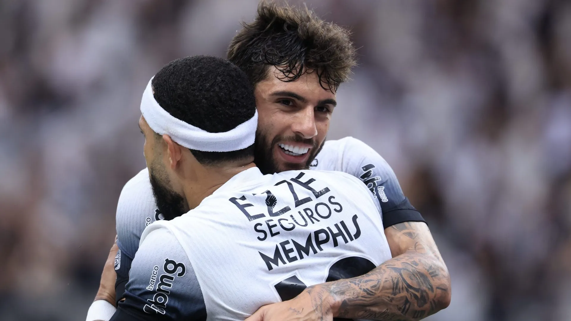 Yuri Alberto e Memphis Depay. Foto: Marcello Zambrana/AGIF