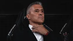 Crespo segue no São Paulo por enquanto.