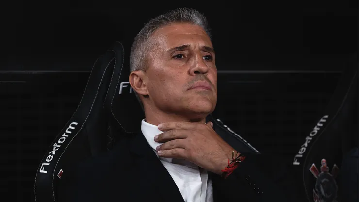 Crespo segue no São Paulo por enquanto.