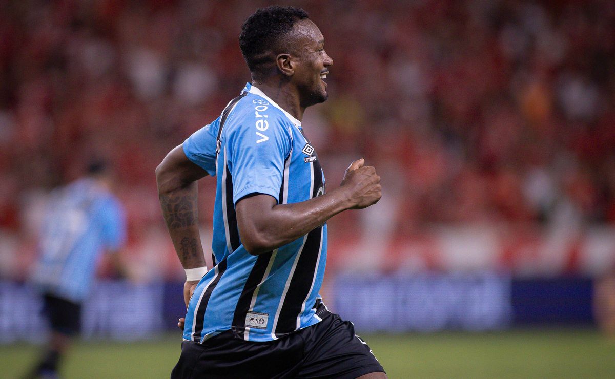 Grêmio negocia rescisão com Edenilson e meio-campista se aproxima de acerto com o Botafogo