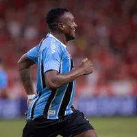 Grêmio negocia rescisão com Edenilson, que se aproxima de acerto com o Botafogo