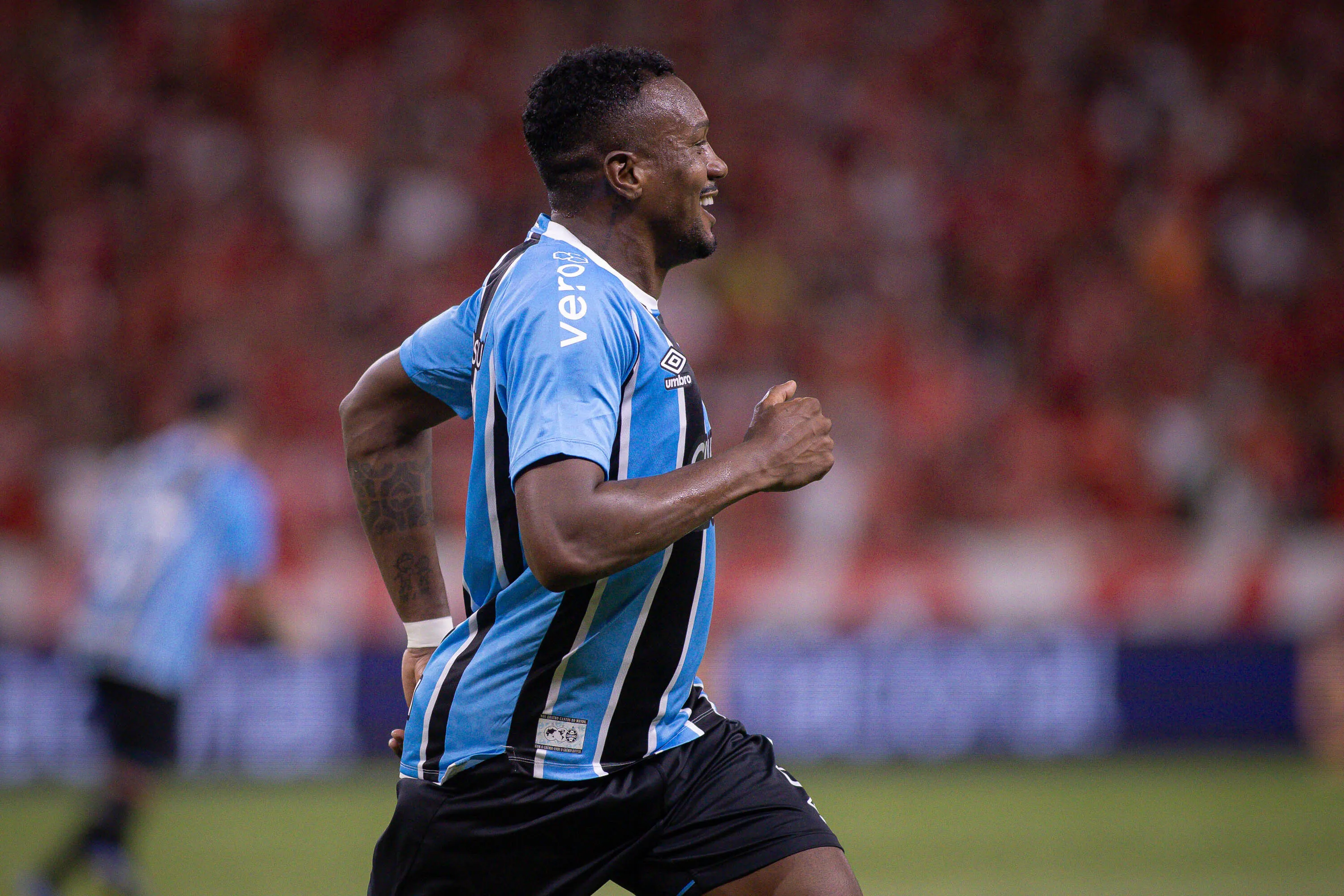 Edenilson ficará como opção no banco em estreia do Grêmio no Brasileirão – Foto: Maxi Franzoi/AGIF