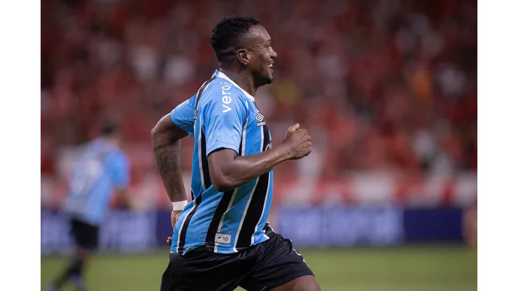 Edenilson, jogador do Grêmio, comemora seu gol durante partida contra o Internacional no estadio Beira-Rio pelo campeonato Gaúcho 2026. Foto: Maxi Franzoi/AGIF