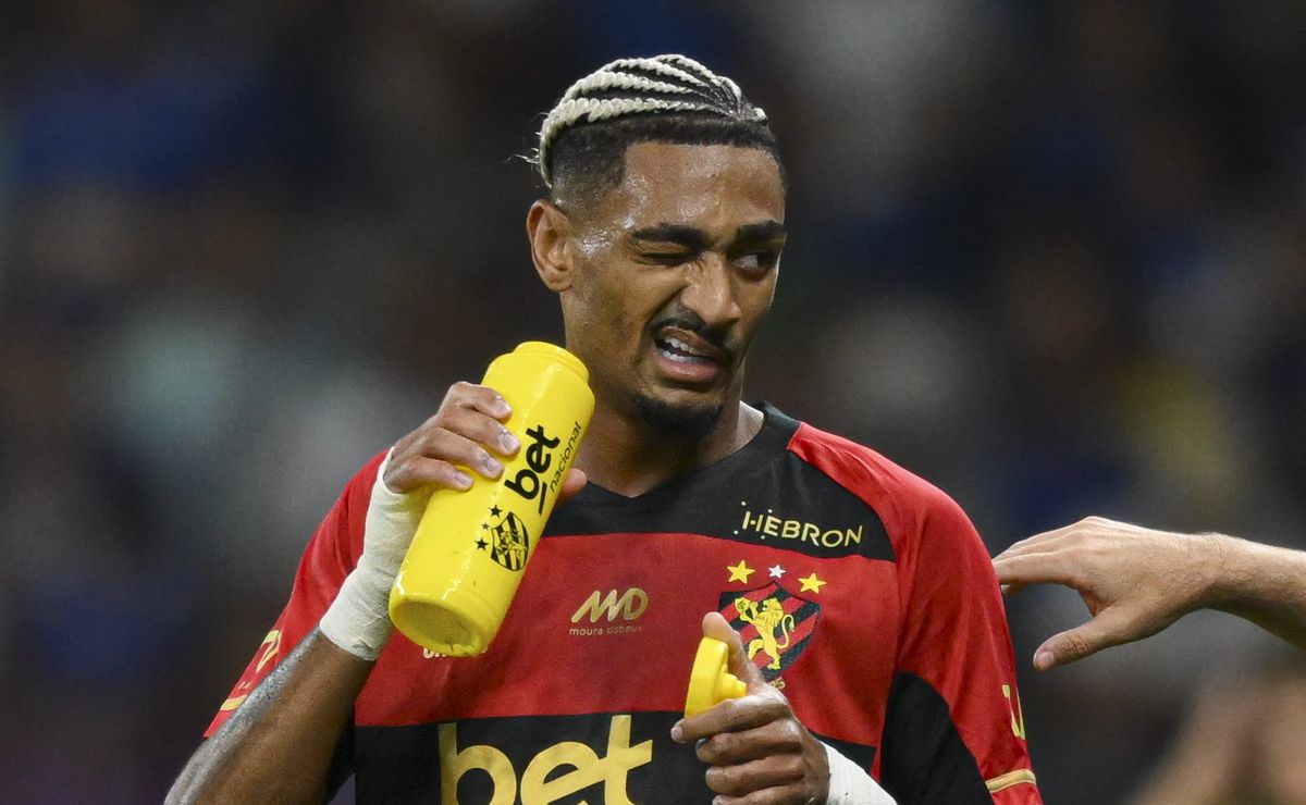 Internacional enfrenta entrave financeiro e negociação por Derik Lacerda esfria no mercado da bola