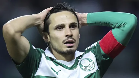 Raphael Veiga, meia-atacante do Palmeiras em partida pelo campeonato brasileiro (Foto: Alexandre Schneider/Getty Images)