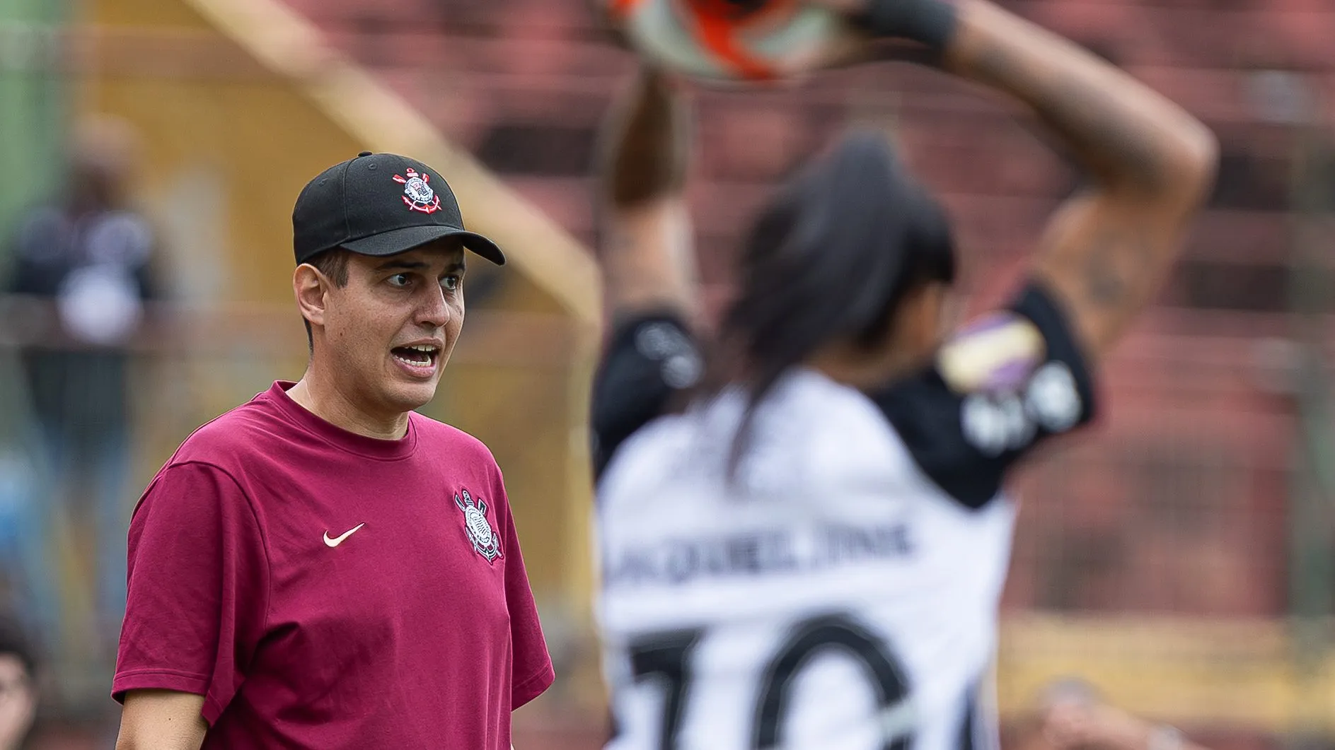 Lucas Piccinato, treinador do time feminino do Corinthians, em campo