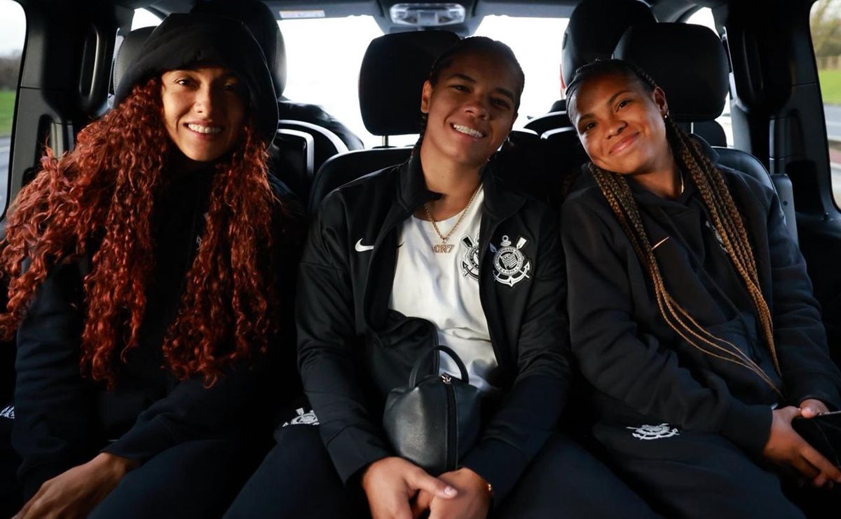 Após entrave burocrático, jogadoras do Corinthians chegam a Londres para o Mundial