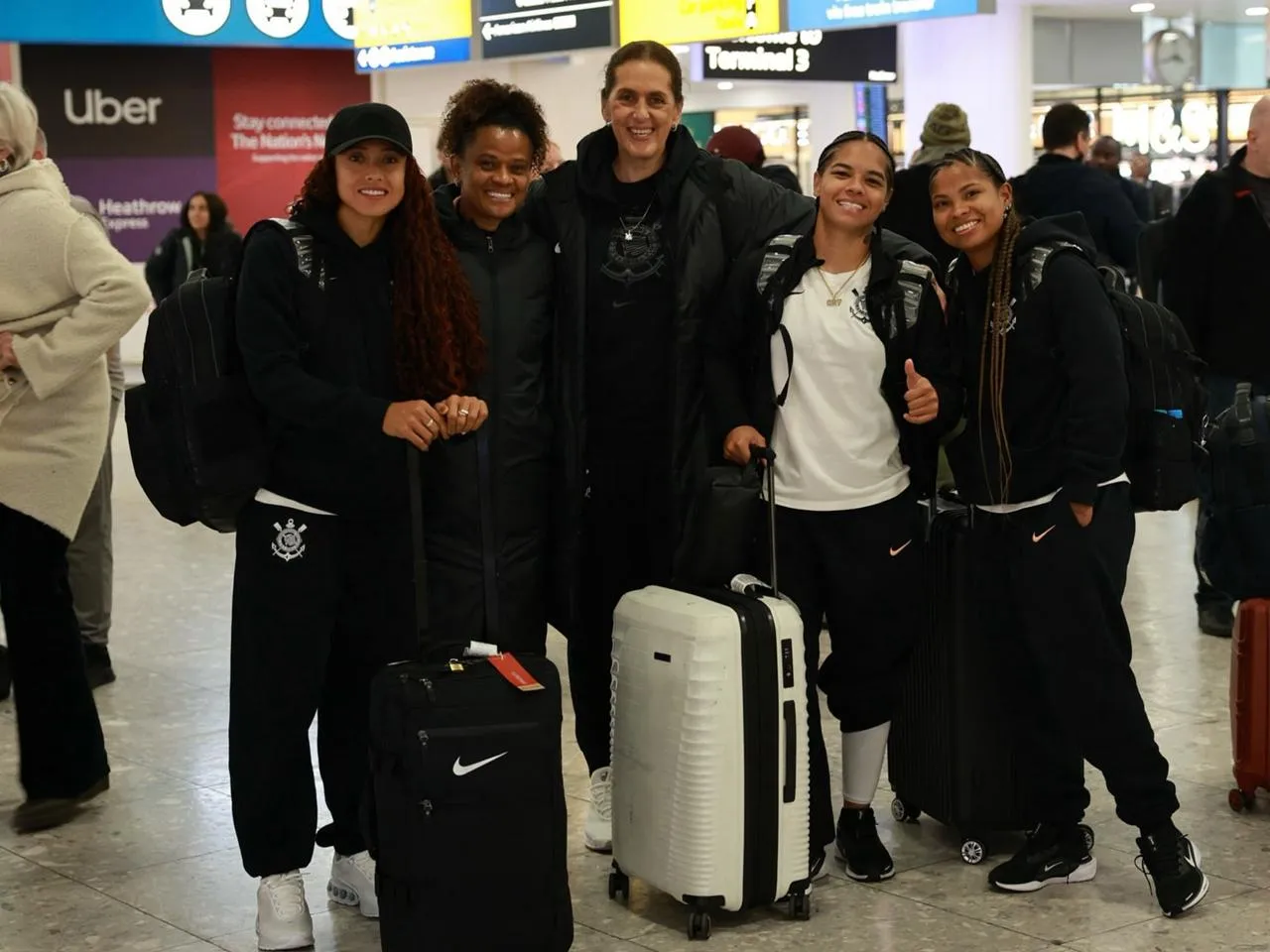 Jogadoras chegam em Londres para o Mundial. Foto: Rodrigo Gazzanel/Ag. Corinthians