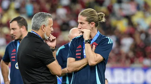 Filipe Luís ao lado de José Boto