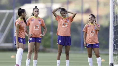Jogadoras da Seleção Feminina Sub-17 durante treinamento – Foto: Rafael Ribeiro/CBF