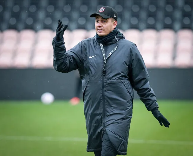 Lucas Piccinato com as Brabas em Londres. Foto: Rodrigo Gazzanel/Ag. Corinthians