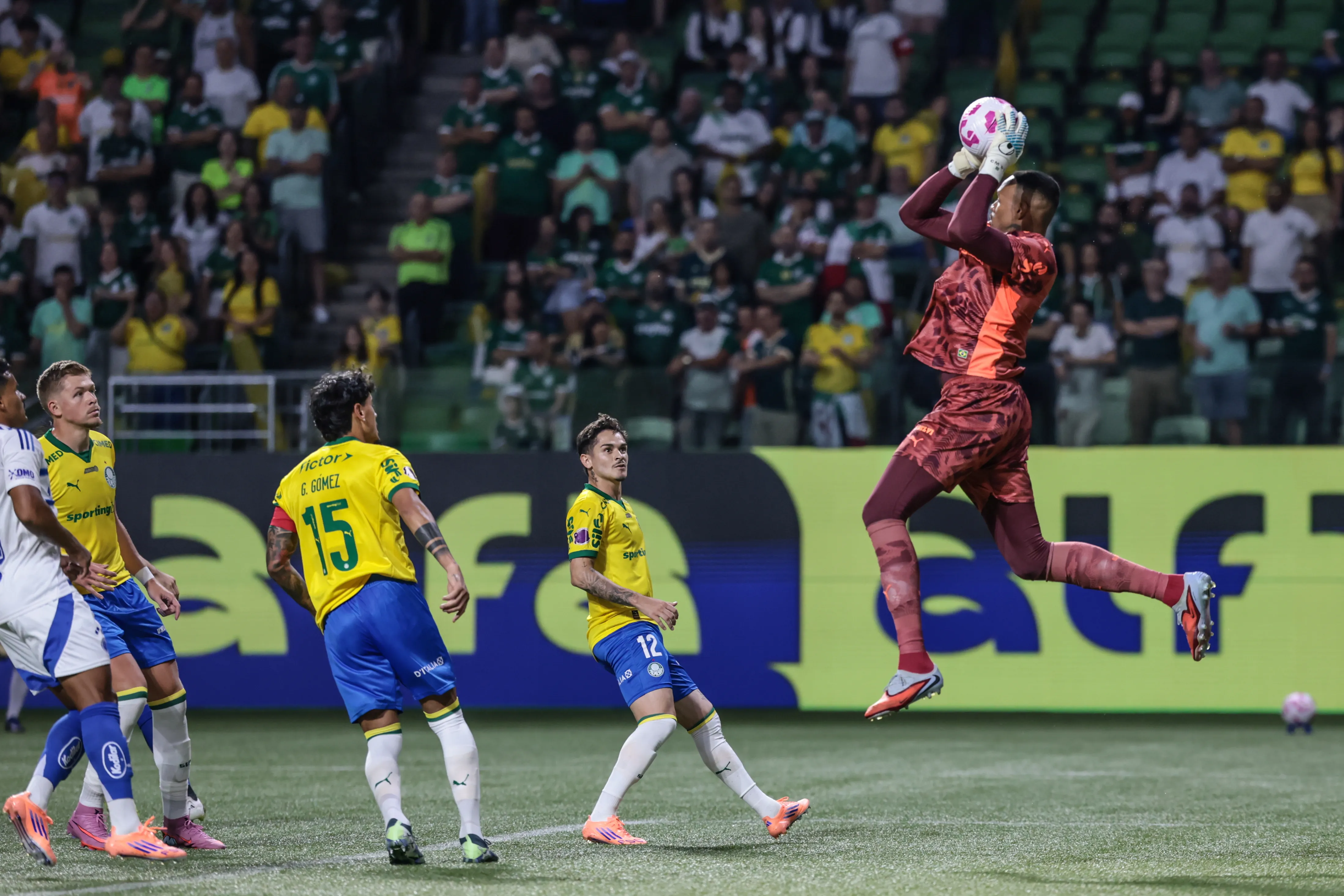 Carlos Miguel goleiro do Palmeiras durante partida contra o Cruzeiro no estadio Arena Allianz Parque pelo campeonato Brasileiro A 2025. Foto: Marcello Zambrana/AGIF