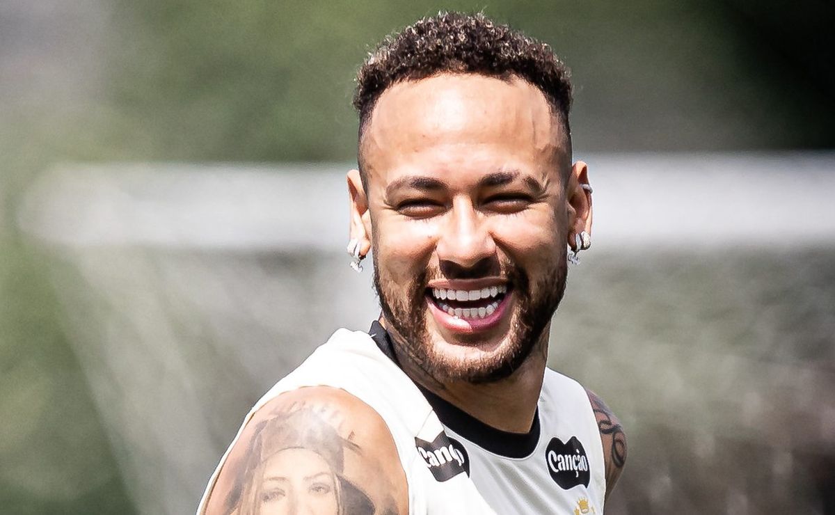 Neymar volta a treinar com bola no Santos, mas presença contra a Chapecoense pelo Brasileirão é descartada