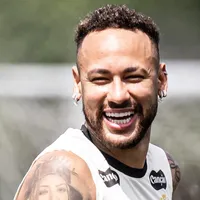 Neymar volta a treinar com bola no Santos