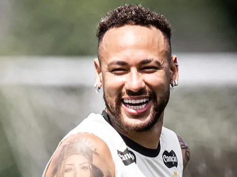 Neymar volta a treinar com bola no Santos
