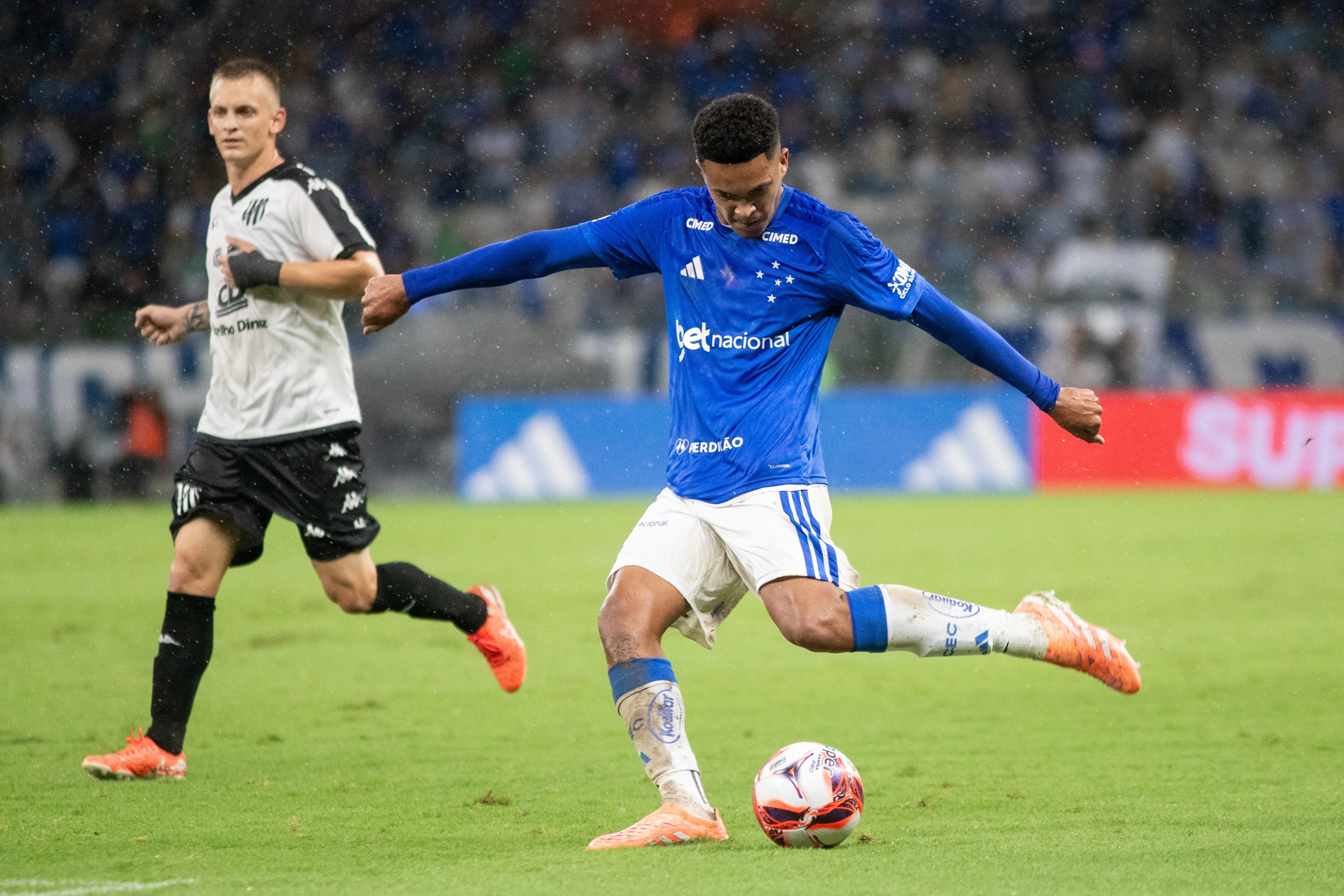 Kaua Prates jogador do Cruzeiro durante partida contra o Democrata no estadio Mineirao pelo campeonato Mineiro 2026. Foto: Fernando Moreno/AGIF
