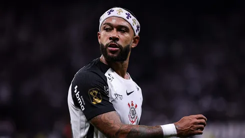 Memphis Depay em campo com a camisa do Corinthians.
