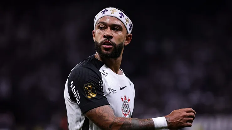 Memphis Depay em campo com a camisa do Corinthians.
