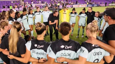 Treinador Juan Carlos Amoros à frente do Gotham FC – Foto: FIFA Oficial/www.fifa.com