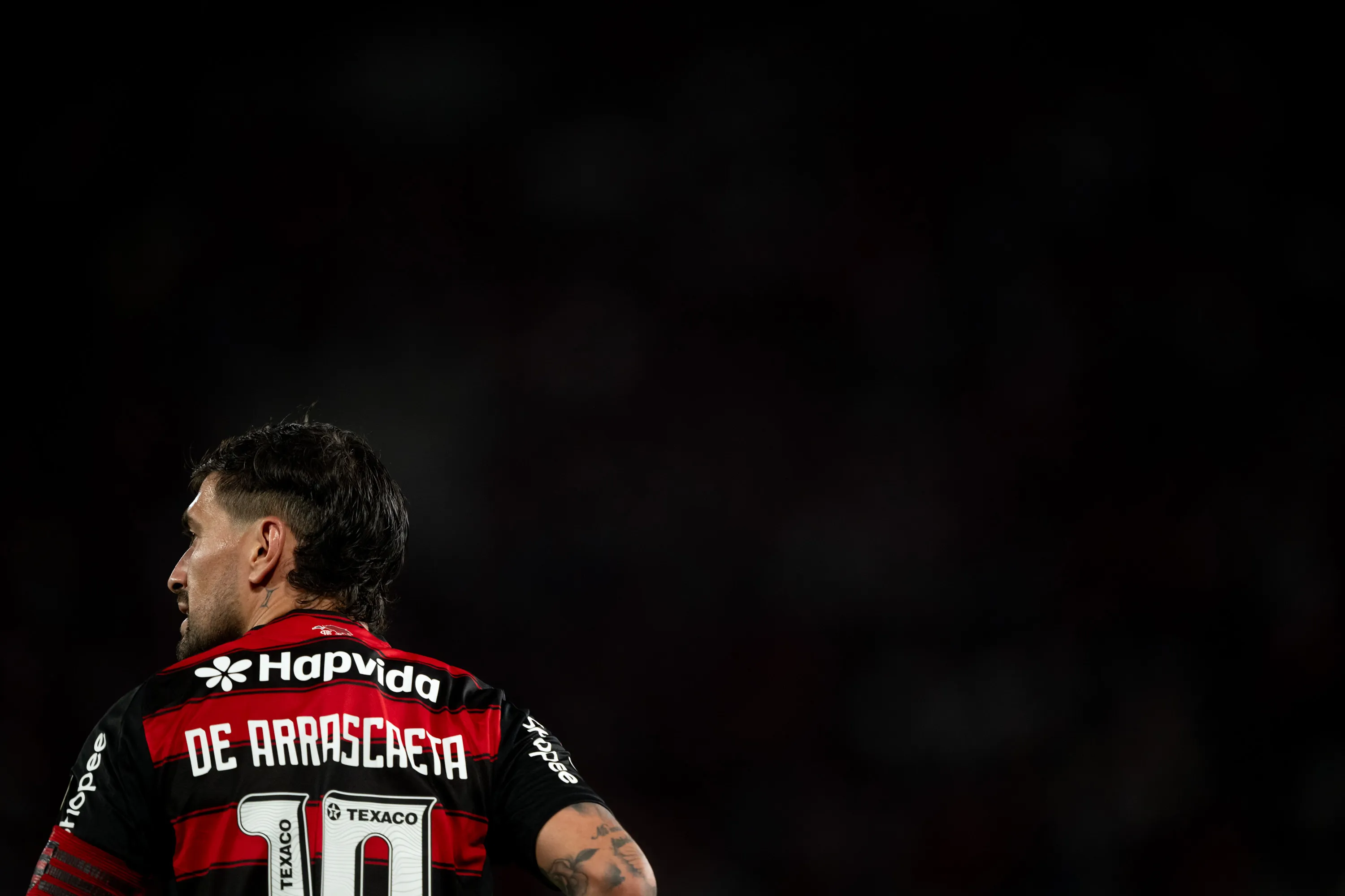 RJ – RIO DE JANEIRO – 22/10/2025 – COPA LIBERTADORES 2025, FLAMENGO X RACING – De Arrascaeta jogador do Flamengo durante partida contra o Racing no estadio Maracana pelo campeonato Copa Libertadores 2025. Foto: Jorge Rodrigues/AGIF