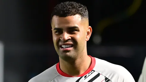 Alisson jogador do Sao Paulo durante aquecimento antes da partida contra o Santos no estadio Vila Belmiro pelo campeonato Brasileiro A 2025. Foto: Jota Erre/AGIF