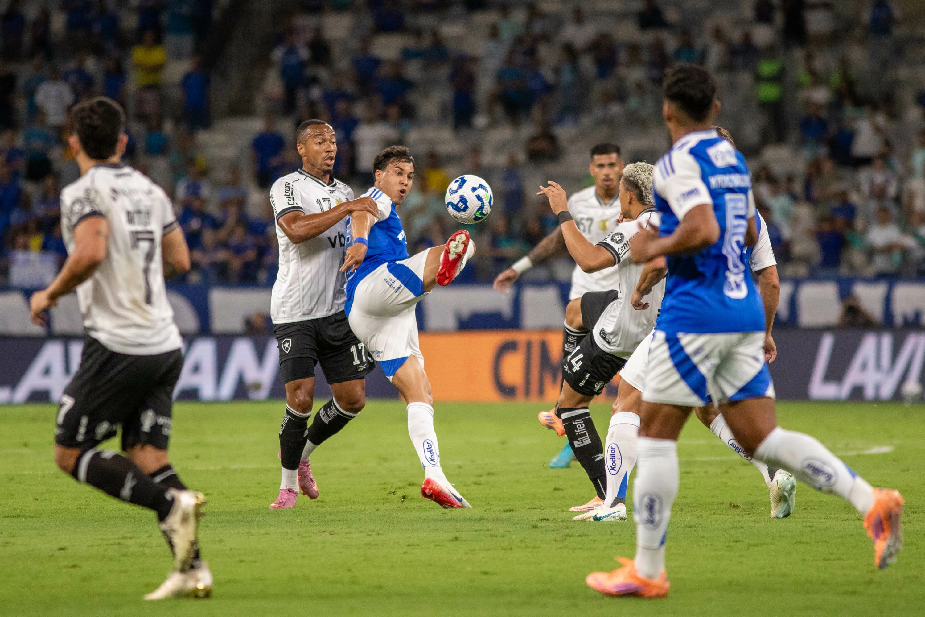 Kaio Jorge jogador do Cruzeiro durante partida contra o Botafogo no estadio Mineirao pelo campeonato Brasileiro A 2025. Foto: Fernando Moreno/AGIF