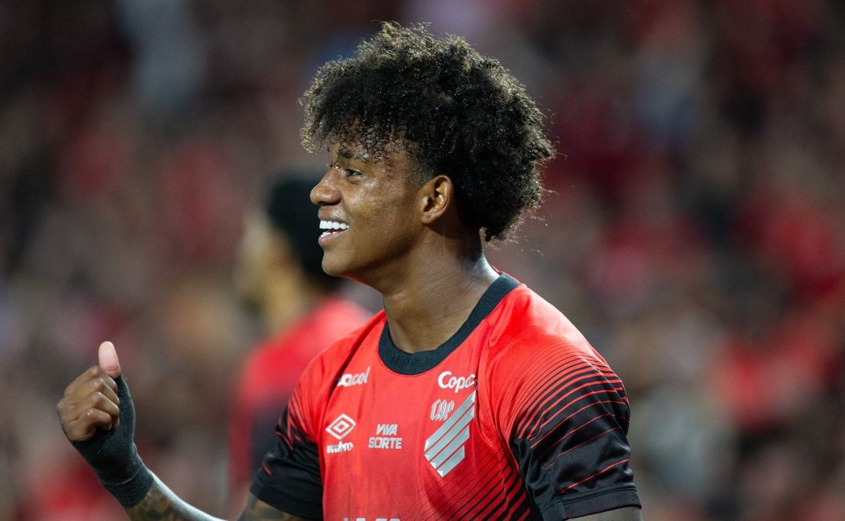 Cruzeiro vê Bruninho travar renovação com Athletico-PR e fica de olho em negócio