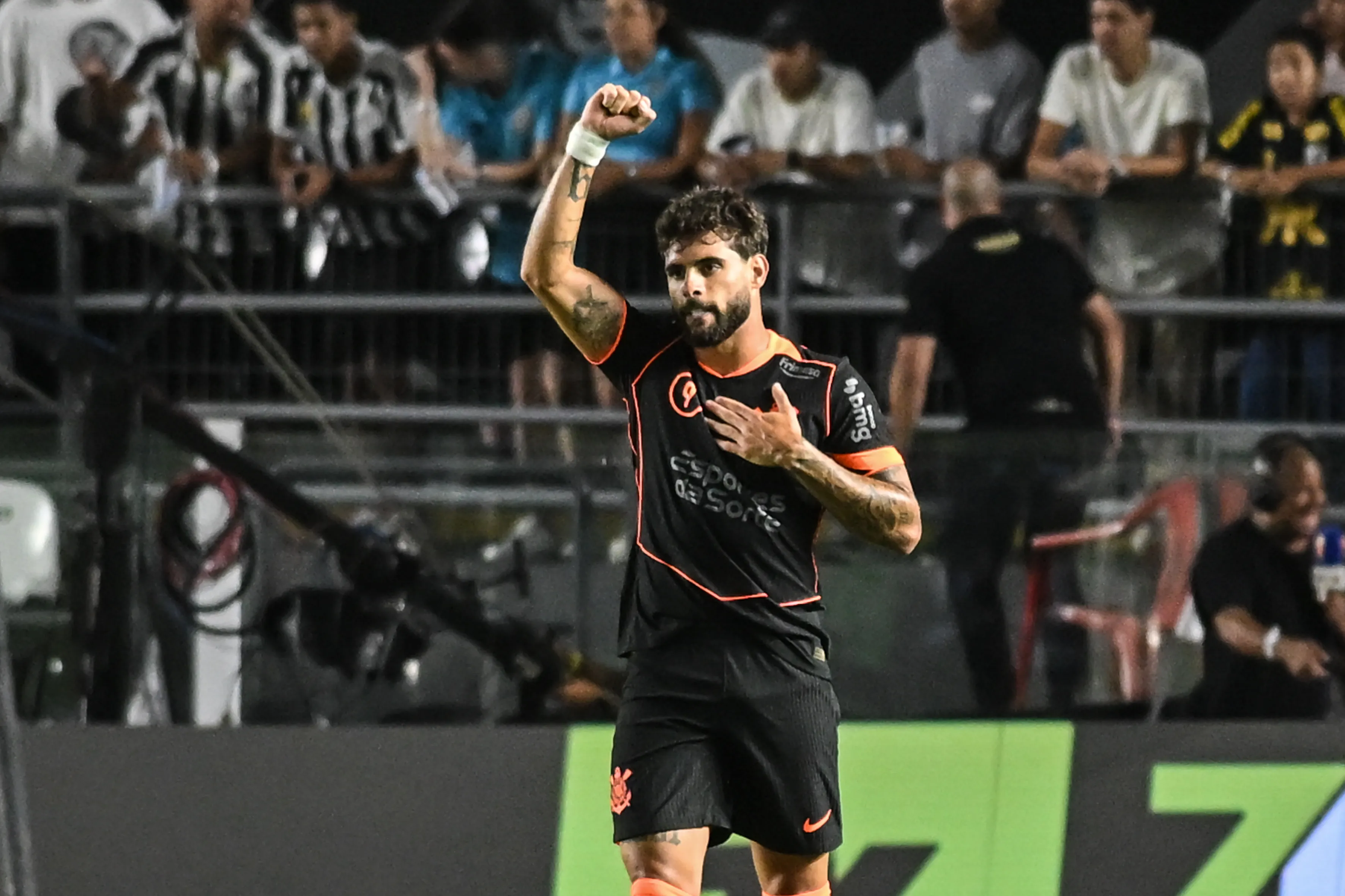 Yuri Alberto jogador do Corinthians comemora seu gol durante partida contra o Santos no estadio Vila Belmiro pelo campeonato Paulista 2026.  Foto: Jota Erre/AGIF