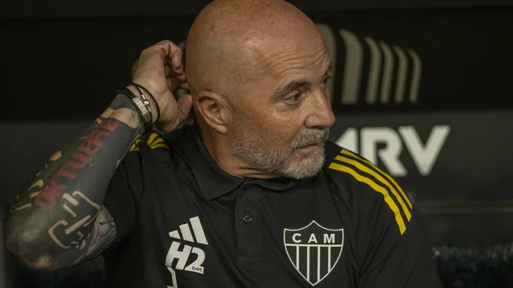 Sampaoli deve improvisar contra o Palmeiras - Foto: Fernando Moreno/AGIF