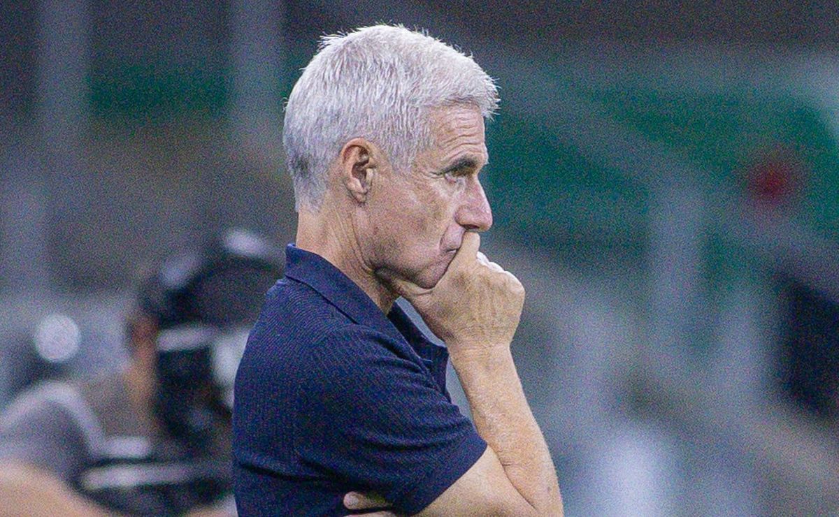 Luis Castro prepara mudança ofensiva no Grêmio para a estreia no Campeonato Brasileiro