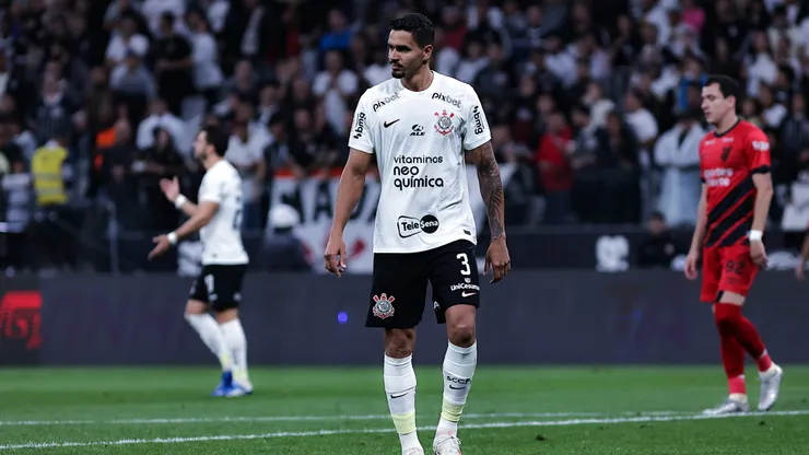SP - SAO PAULO - 01/11/2023 - BRASILEIRO A 2023, CORINTHIANS X ATHLETICO-PR - Lucas Verissimo jogador do Corinthians durante partida contra o Athletico-PR no estadio Arena Corinthians pelo campeonato Brasileiro A 2023. Foto: Fabio Giannelli/AGIF