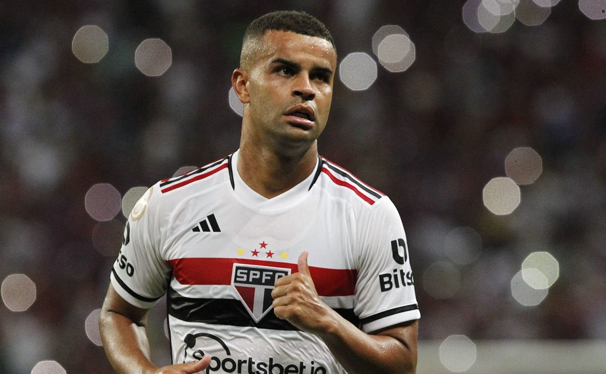 Alisson volta a treinar no São Paulo e permanência depende de resolução sobre futuro de Crespo