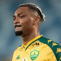 Vitória entra na briga pela contratação de Derik Lacerda