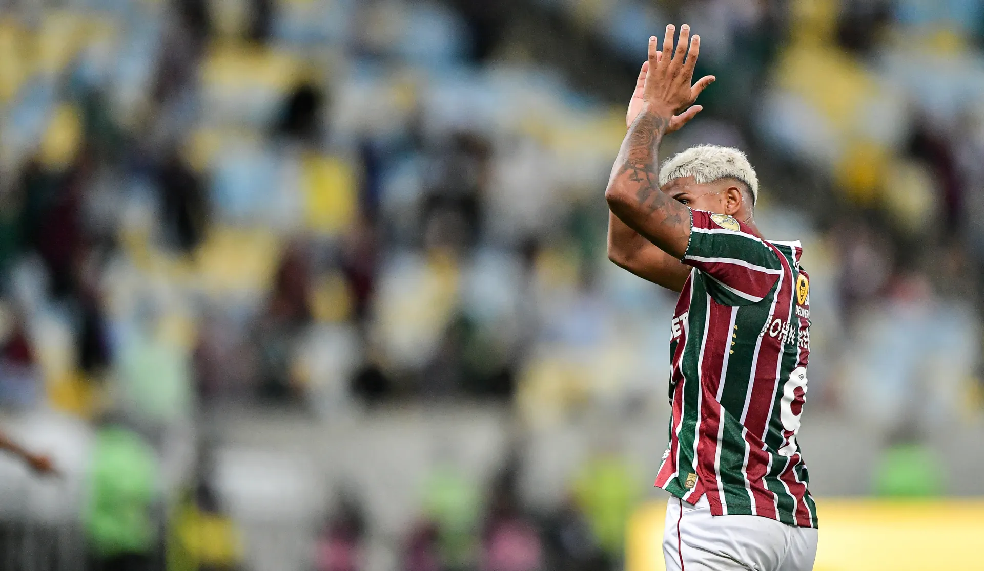John Kennedy aplaudindo a torcida durante Fluminense x Alianza Lima, pela Libertadores 2024 – Foto: Thiago Ribeiro/AGIF