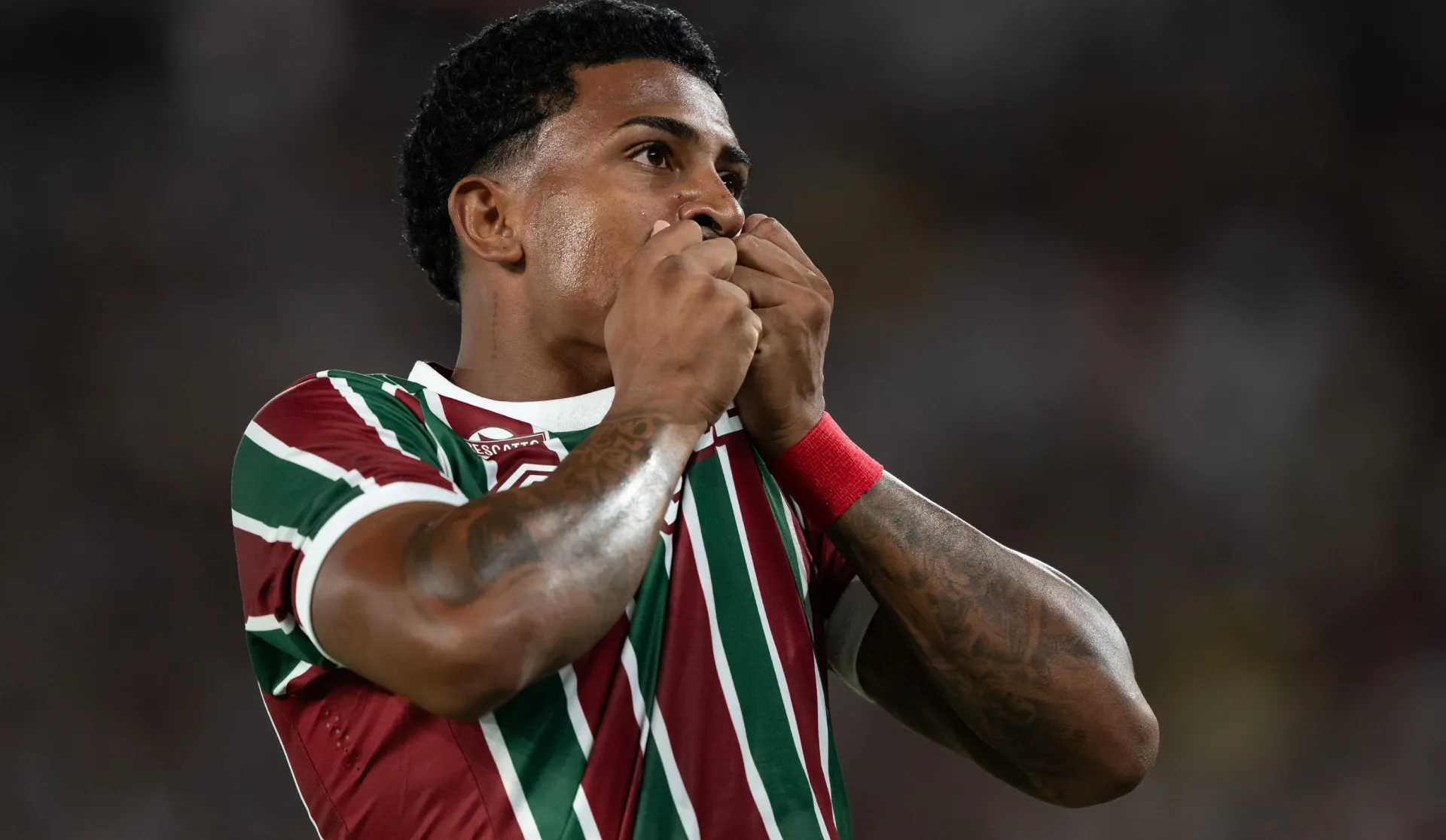 John Kennedy comemorando após marcar gol decisivo contra o São Paulo, pelo Brasileirão 2025 – Foto: Jorge Rodrigues/AGIF