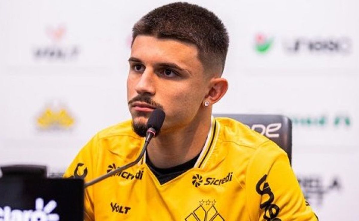 Léo Mana não fica no Criciúma e Corinthians busca novo clube para o lateral em julho