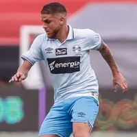 Fora dos planos de Luís Castro, Cuéllar pode ser liberado pelo Grêmio