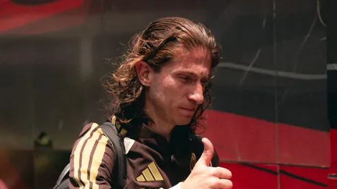 Filipe Luís no embarque da delegação para São Paulo