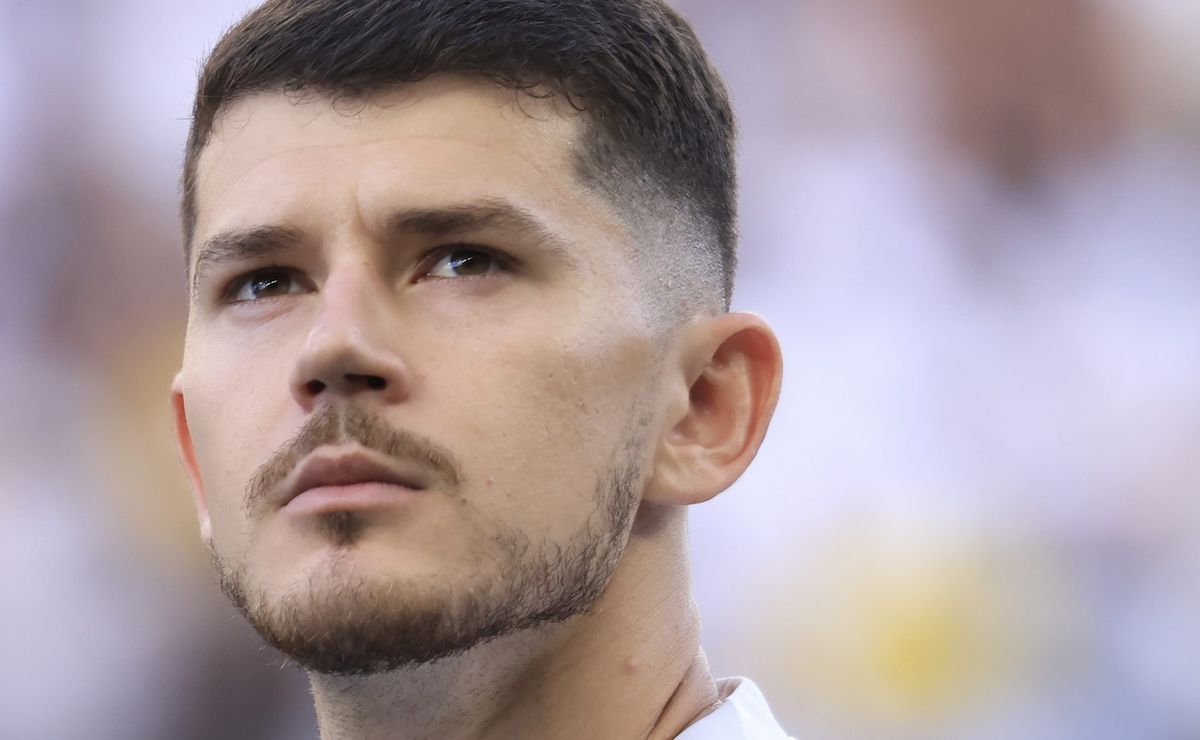 Hugo recebe contato do Atlético-GO e Corinthians avisa que não tem interesse na saída do lateral-esquerdo