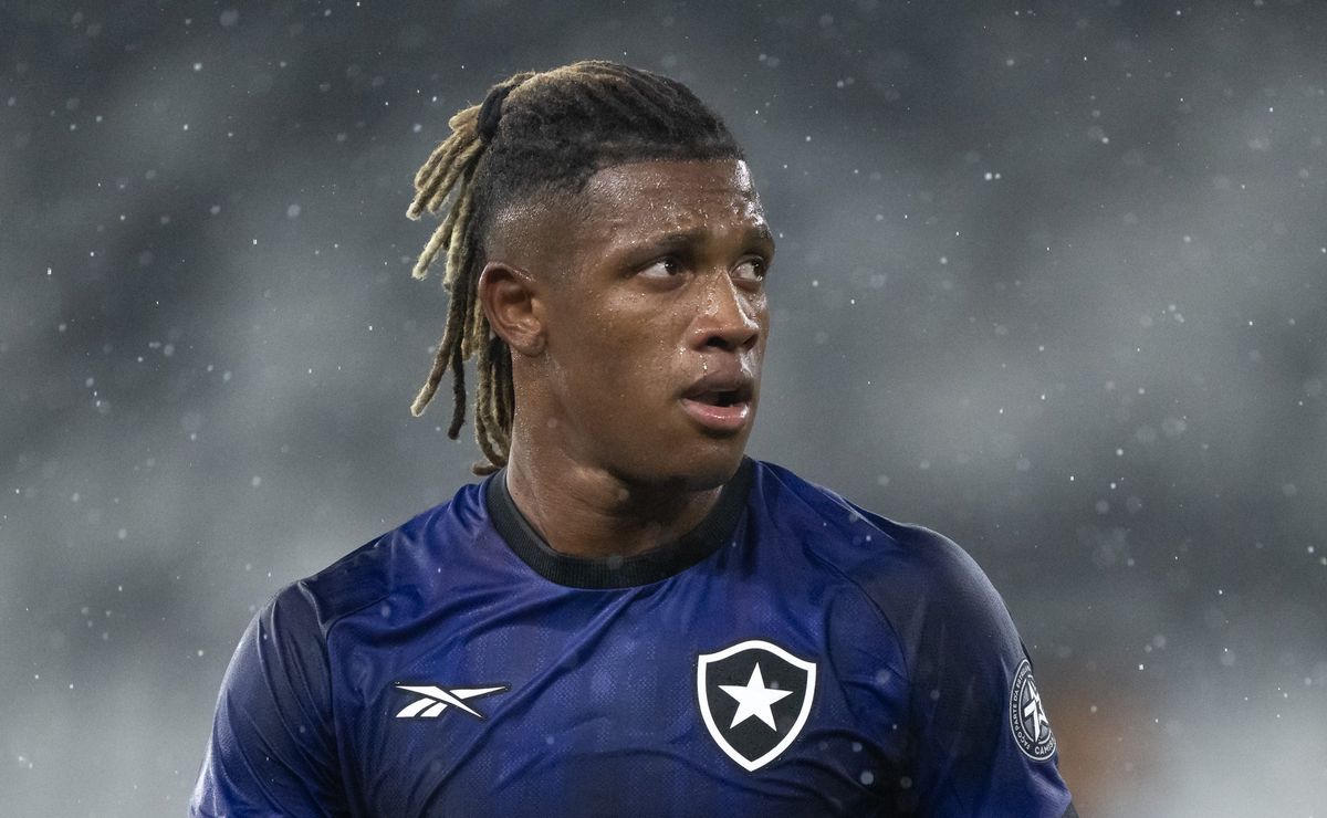 Botafogo enfrenta cobrança milionária por Danilo, mas mantém confiança na permanência do volante