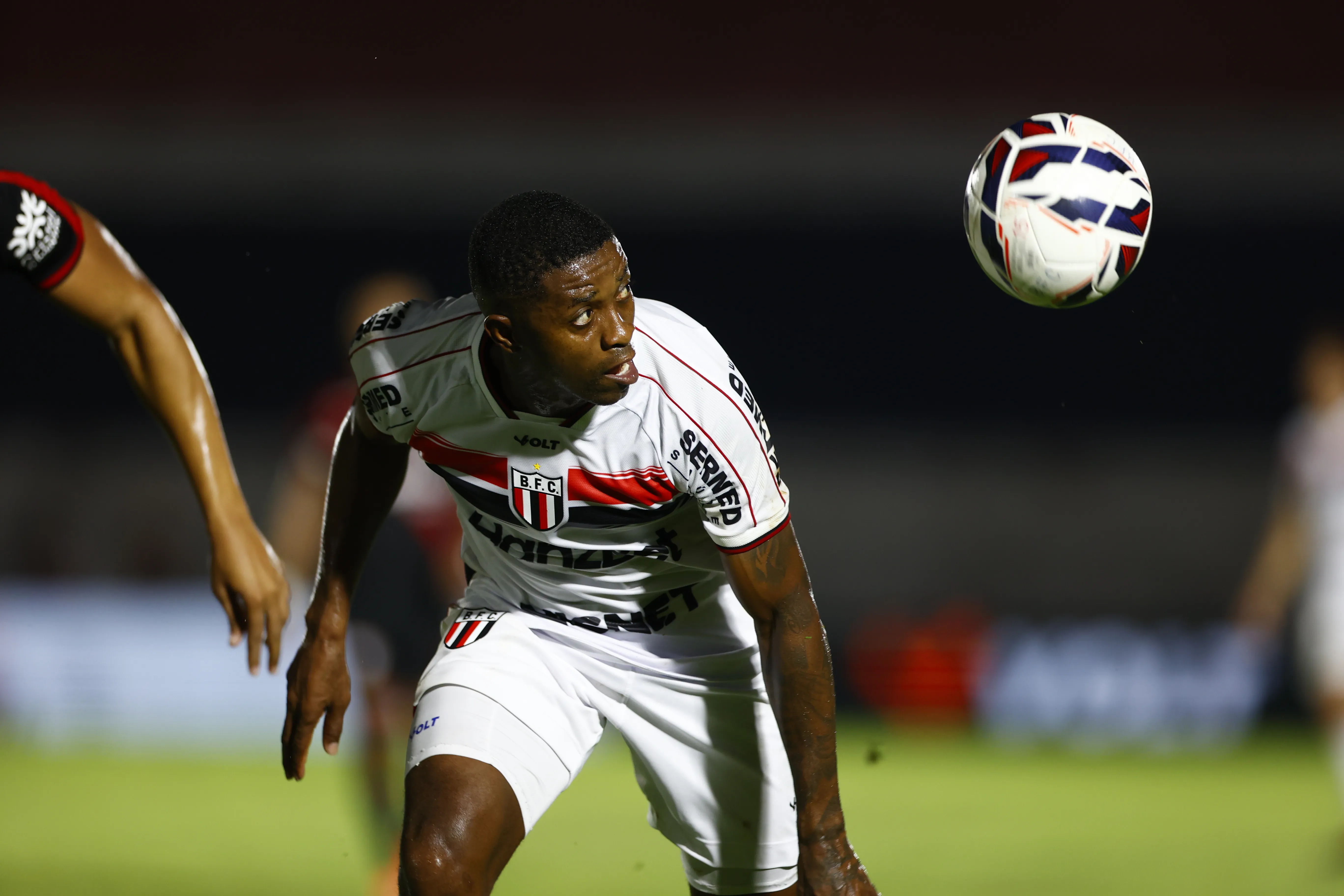 SP – RIBEIRAO PRETO – 13/04/2025 – BRASILEIRO B 2025, BOTAFOGO-SP X ATLETICO-GO – jonathan cafu jogador do Botafogo-SP durante partida contra o Atletico-GO no estadio Santa Cruz pelo campeonato Brasileiro B 2025. Foto: Thiago Calil/AGIF