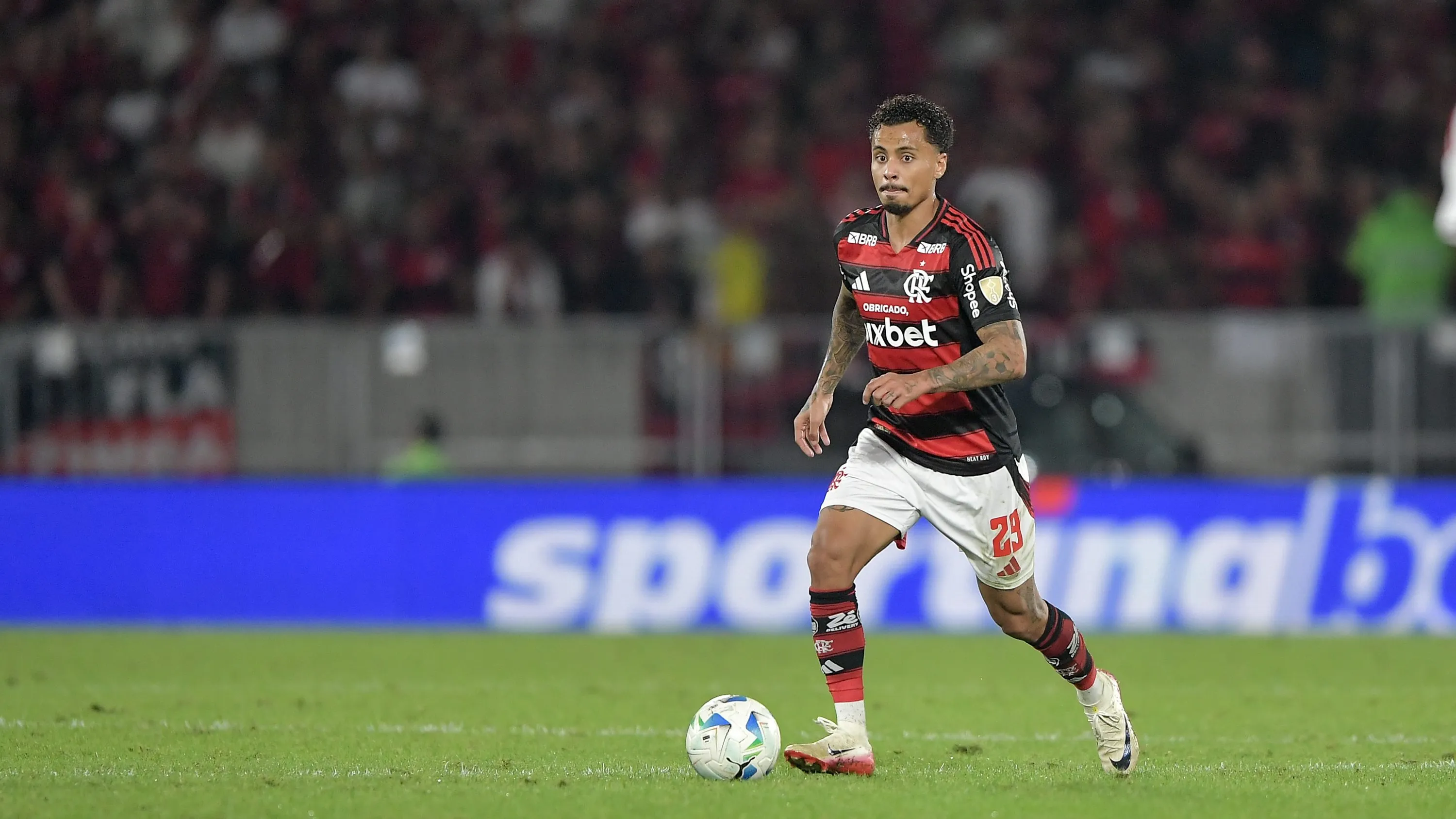 RJ – RIO DE JANEIRO – 13/08/2025 – COPA LIBERTADORES 2025, FLAMENGO X INTERNACIONAL – Allan jogador do Flamengo durante partida contra o Internacional no estadio Maracana pelo campeonato Copa Libertadores 2025. Foto: Thiago Ribeiro/AGIF