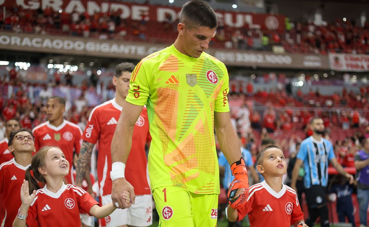 Criticado após o Grenal, Rochet pode renovar automaticamente com o Internacional se atingir metas