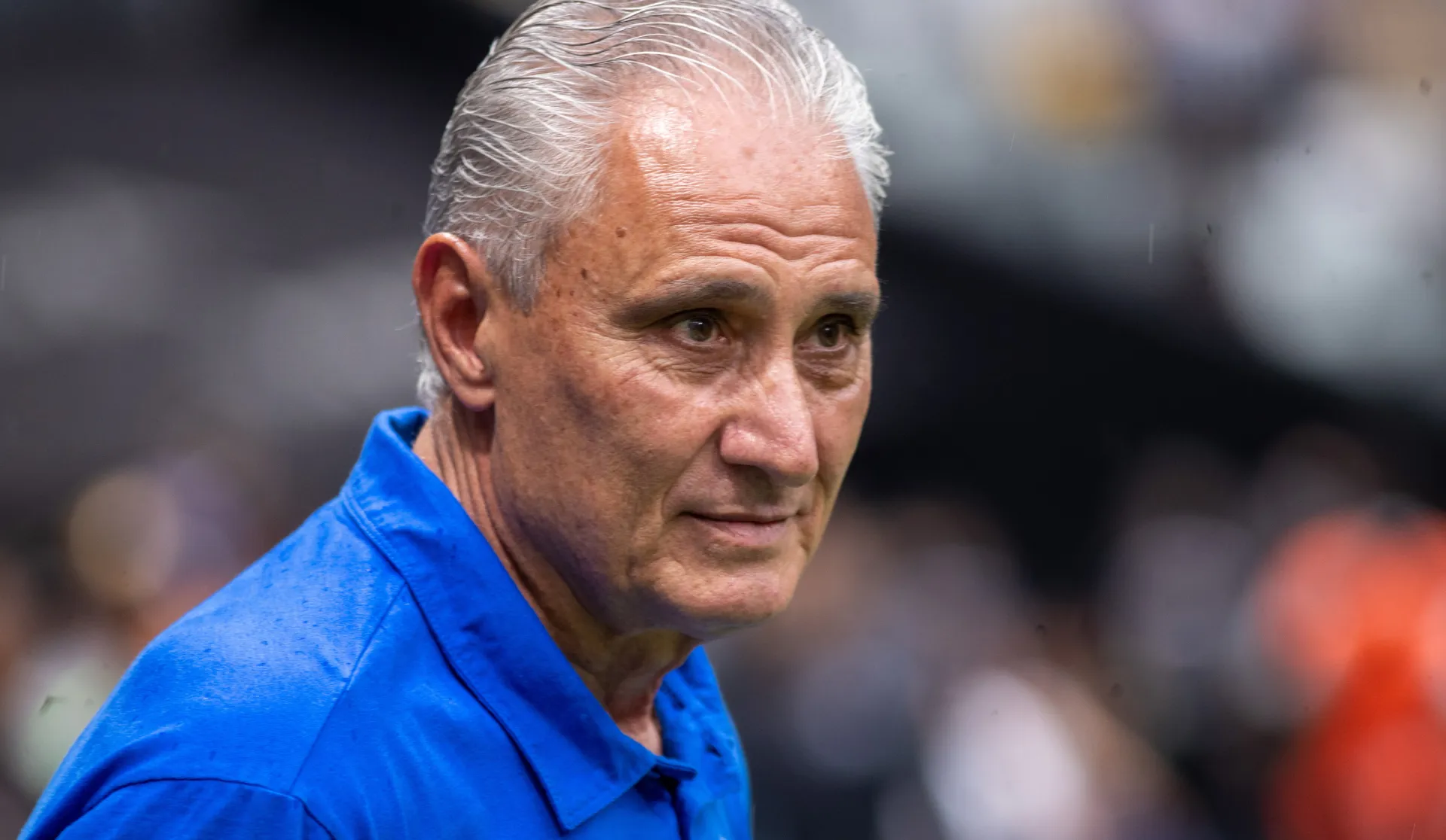 Tite no comando técnico do Cruzeiro – Foto: Fernando Moreno/AGIF