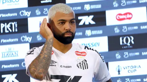 Gabigol durante coletiva de imprensa no Santos FC.
