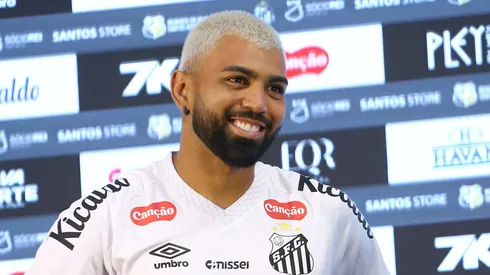 SP – SANTOS – 05/01/2026 – SANTOS, APRESENTACAO GABIGOL – Gabriel Barbosa(Gabigol) posa para fotos durante sua apresentacao oficial como jogador do Santos FC em coletiva de imprensa realizada no Vila Belmiro. Foto: Mauricio De Souza/AGIF