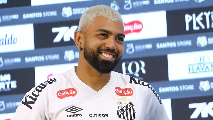 SP - SANTOS - 05/01/2026 - SANTOS, APRESENTACAO GABIGOL - Gabriel Barbosa(Gabigol) posa para fotos durante sua apresentacao oficial como jogador do Santos FC em coletiva de imprensa realizada no Vila Belmiro. Foto: Mauricio De Souza/AGIF
