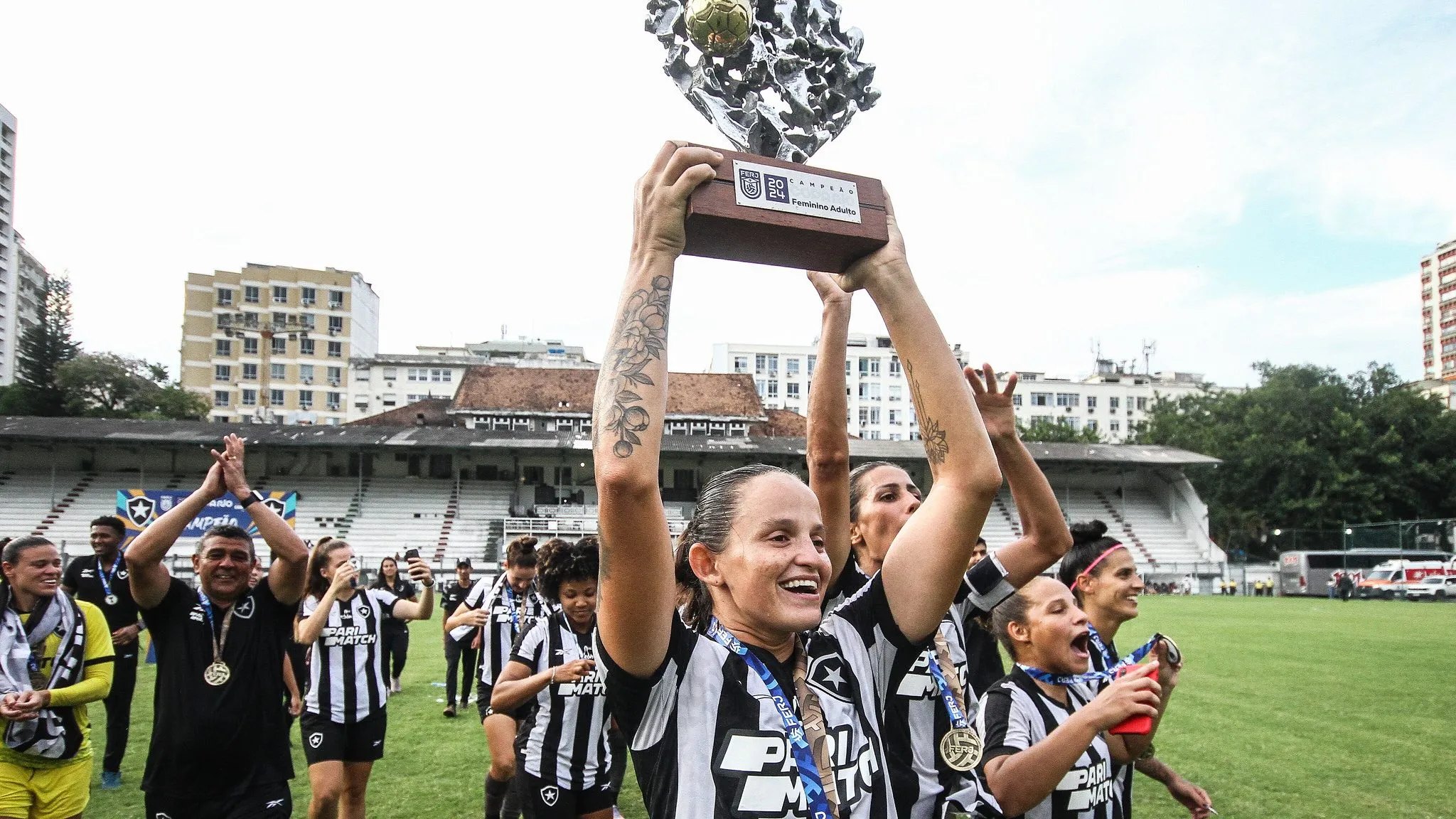 Jogadora do Botafogo com taça da Copa Rio Feminina 2024