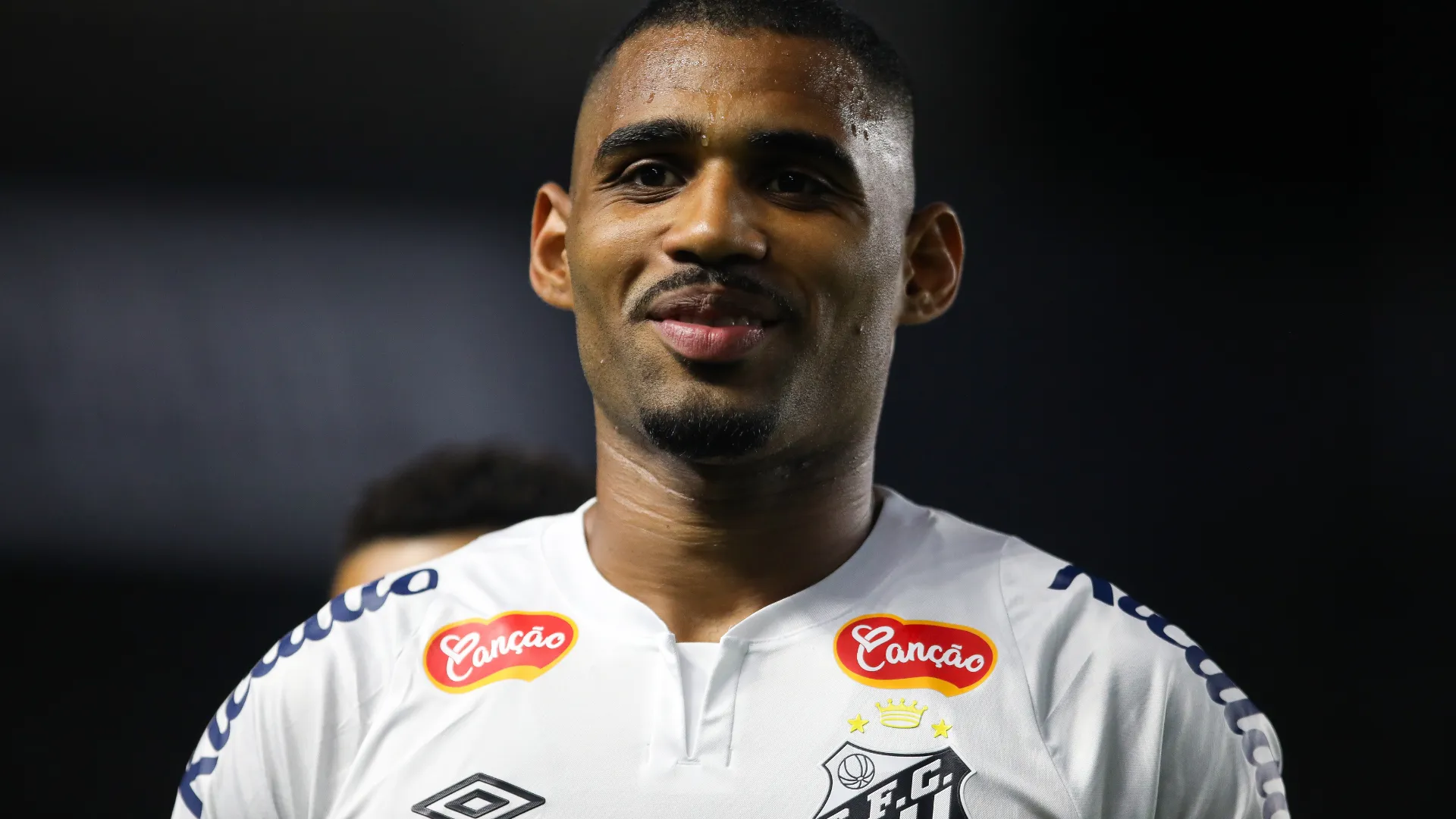Joaquim jogador do Santos durante aquecimento antes da partida contra o Chapecoense no estádio Vila Belmiro pelo campeonato Brasileiro B 2024. Foto: Reinaldo Campos/AGIF