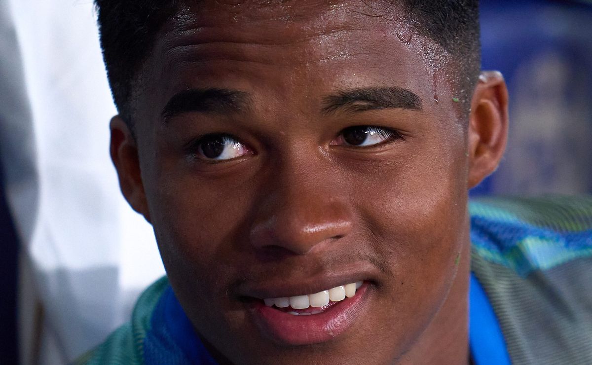 Endrick faz hat-trick em dois jogos no Campeonato Francês e supera marcas de grandes astros